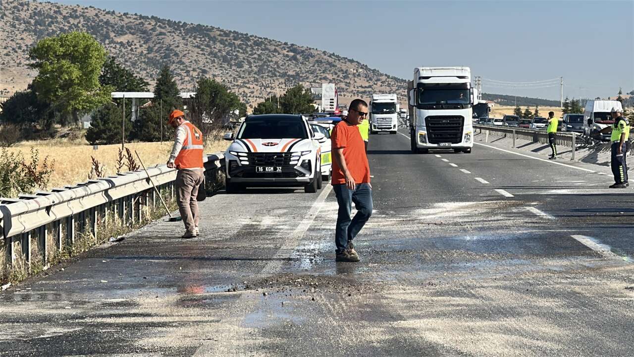 Bariyerlere çarpan yolcu otobüsü devrildi! 31 yaralı var 8